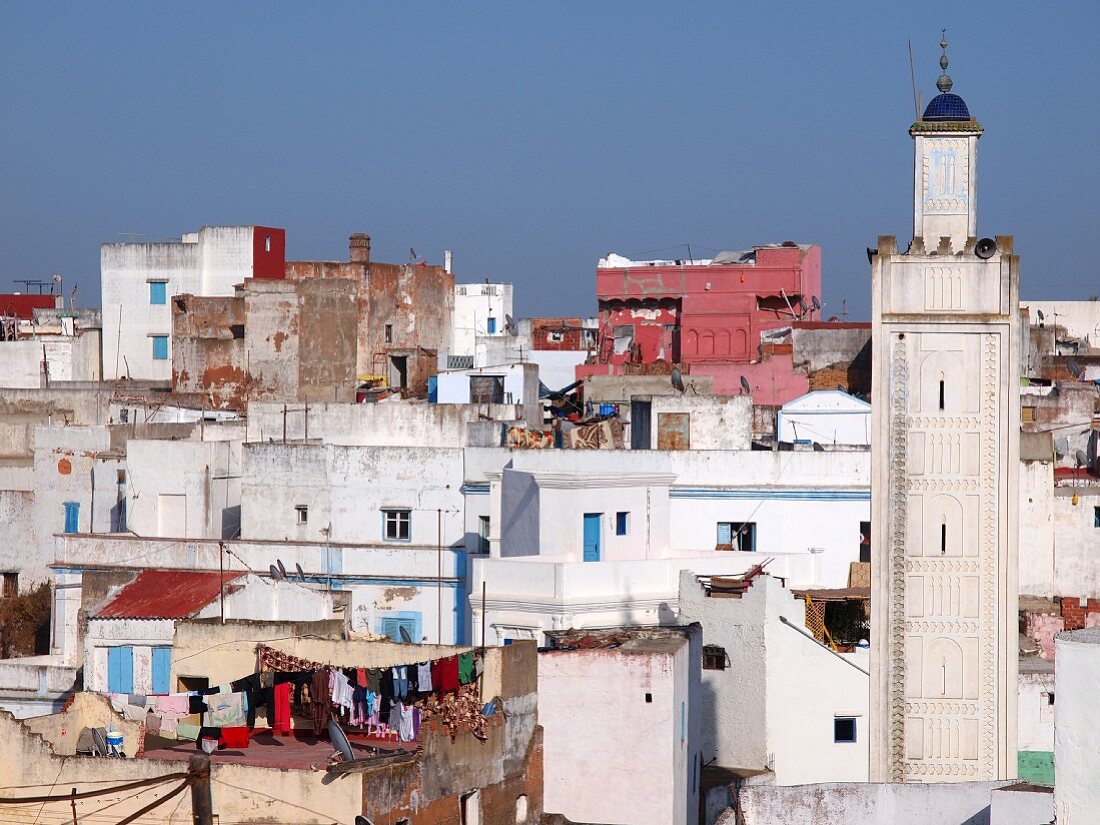 Blick auf Larache mit typisch weiß-blauen Häusern, Marokko