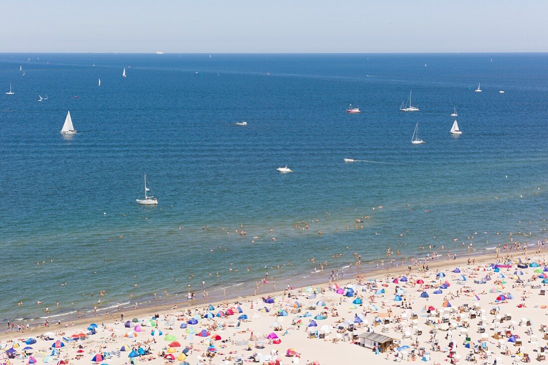 Blick auf den Sandstrand und das Meer in Warnemünde