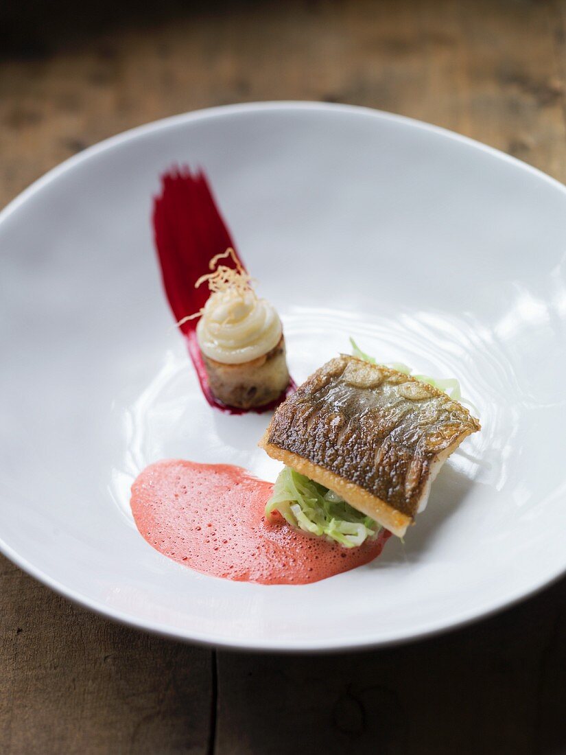 Whitefish fillet with almond-pointed cabbage