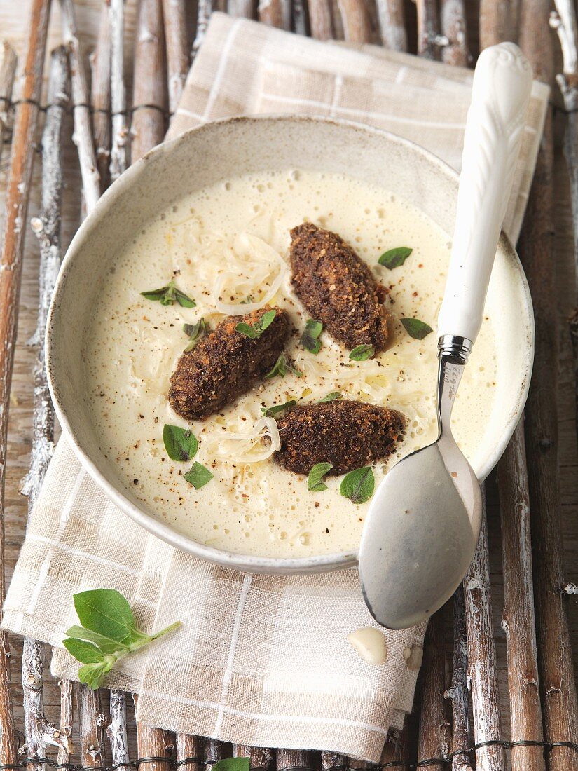 Kartoffelsuppe mit Zwiebeln und Klösschen