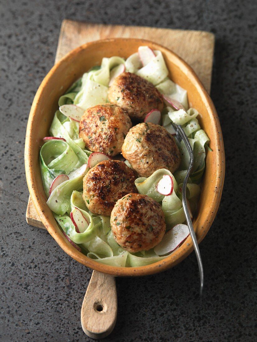 Kalbsfrikadellen auf Gurken-Radieschen-Salat