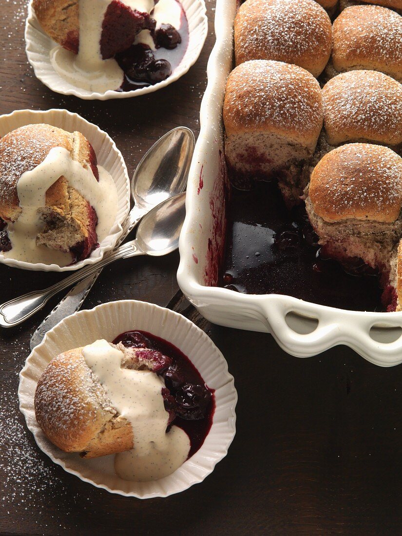 Poppy seed Buchteln (baked, sweet yeast dumplings) with vanilla sauce