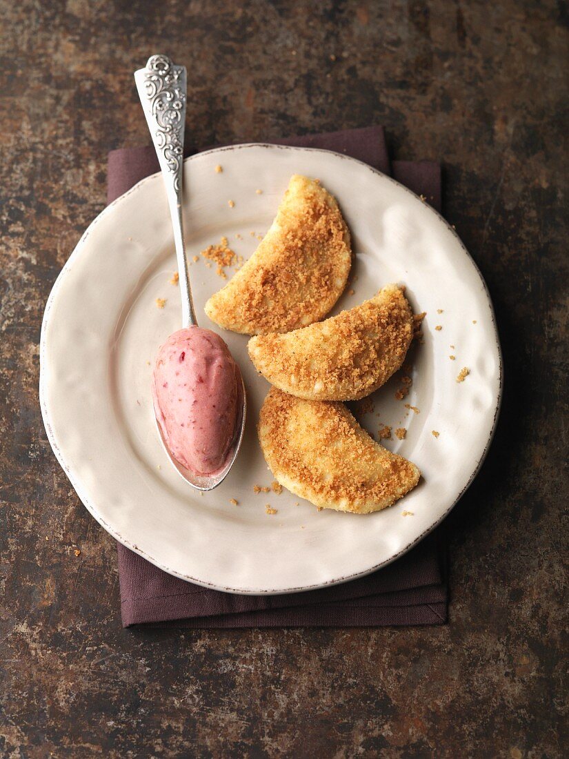 Powidltascherln (stewed plum pastries) with strawberry ice cream