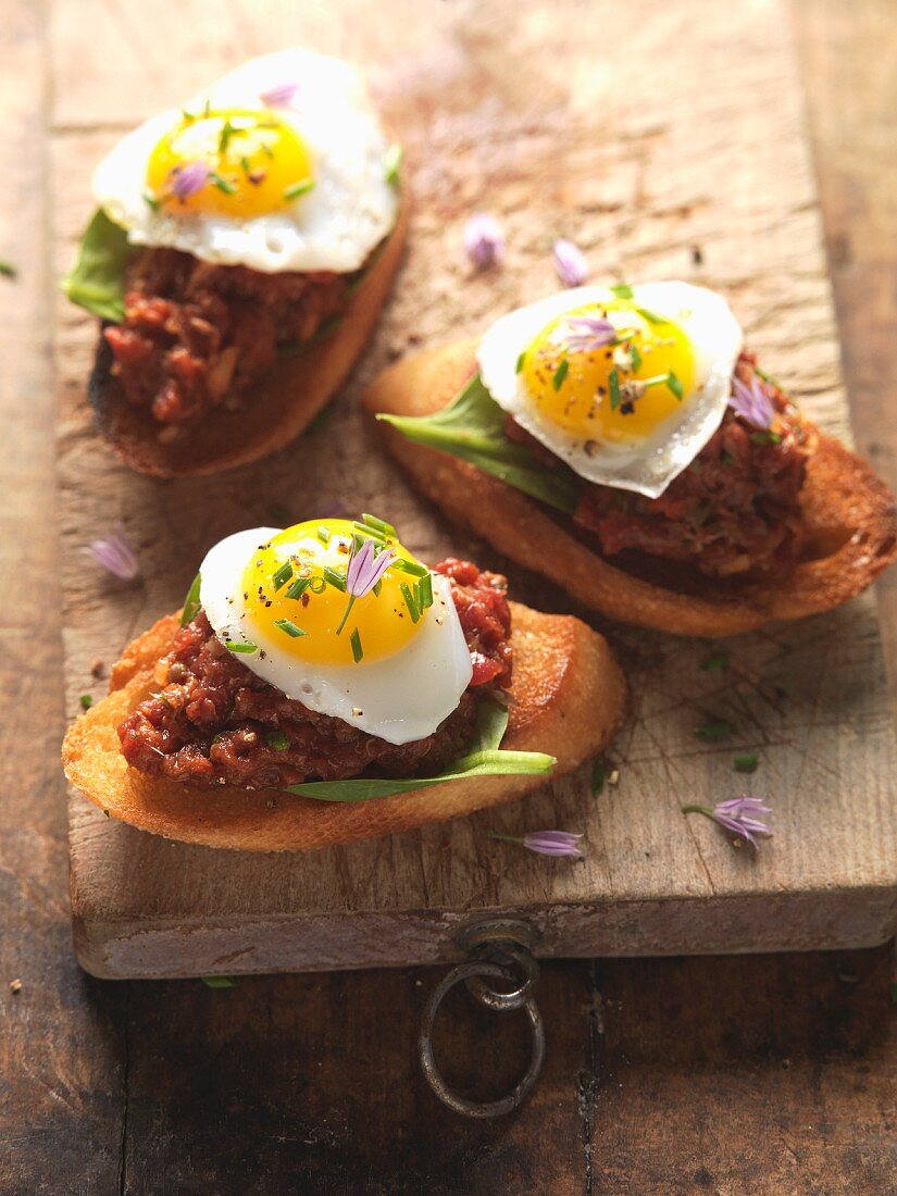 Schmalz-Crostini mit Spiegelei