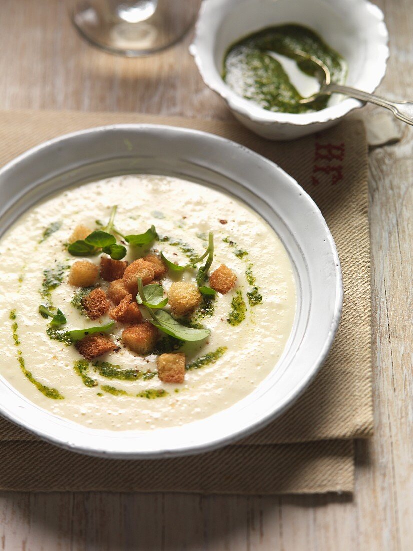 Cheese soup with spinach and croutons