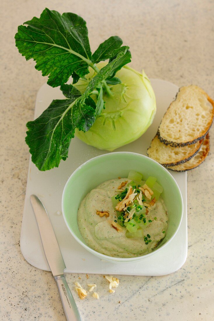 Kohlrabi spread with cream cheese and walnuts