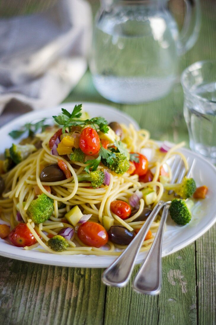 Spaghetti mit Gemüse, Kurkuma und Majoran