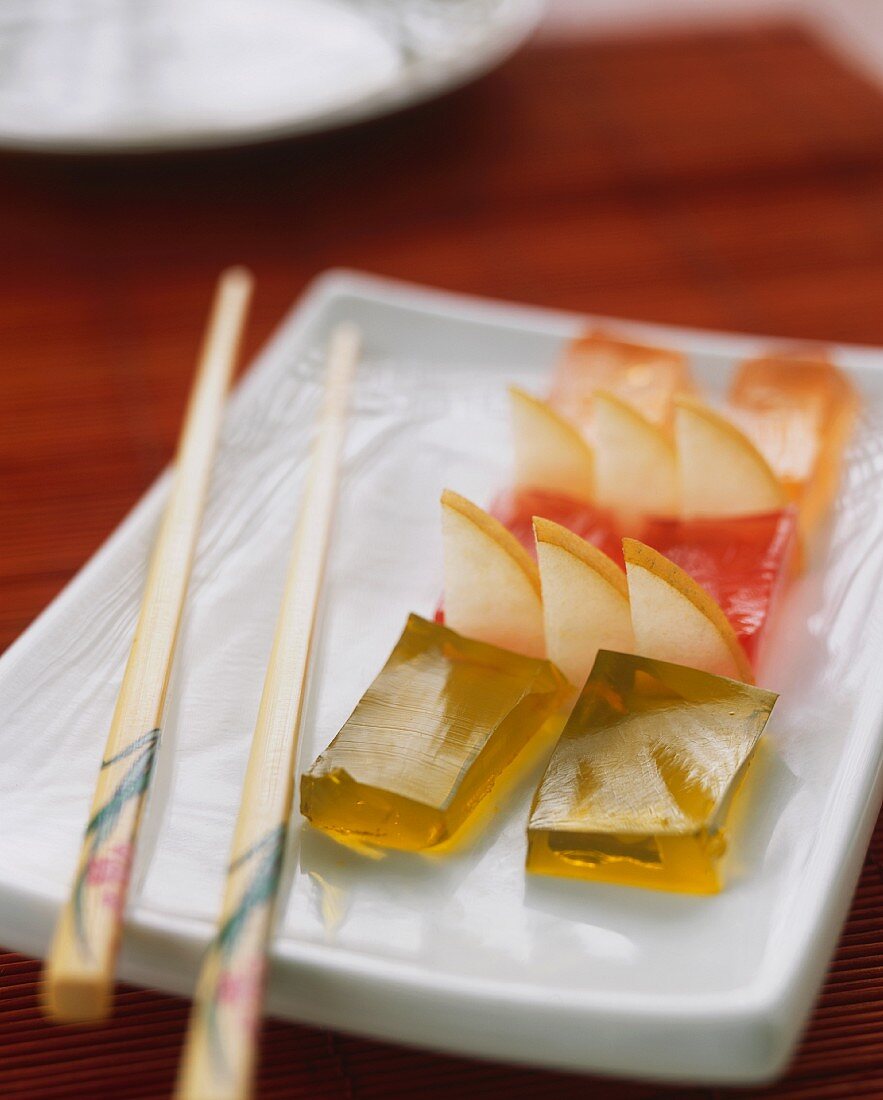 Tea-flavoured jellies with fresh fruit (Japan)