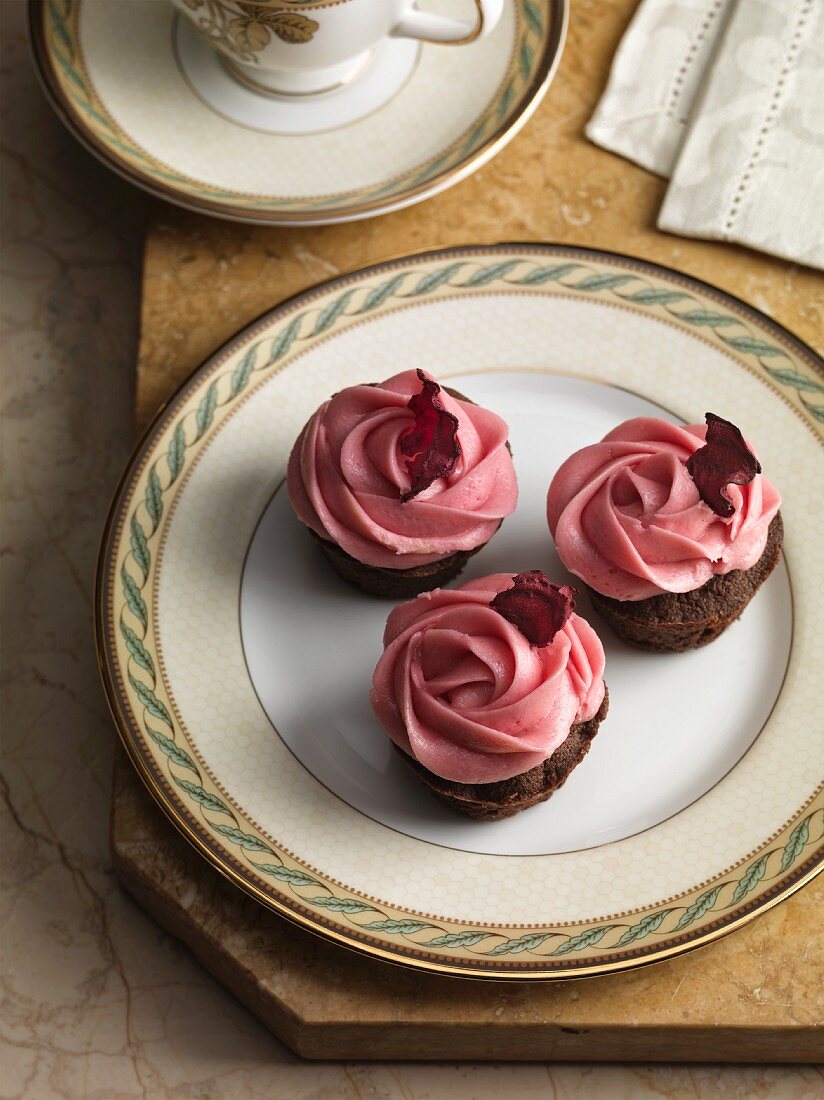 Schokolade-Cupcakes mit Rosencreme