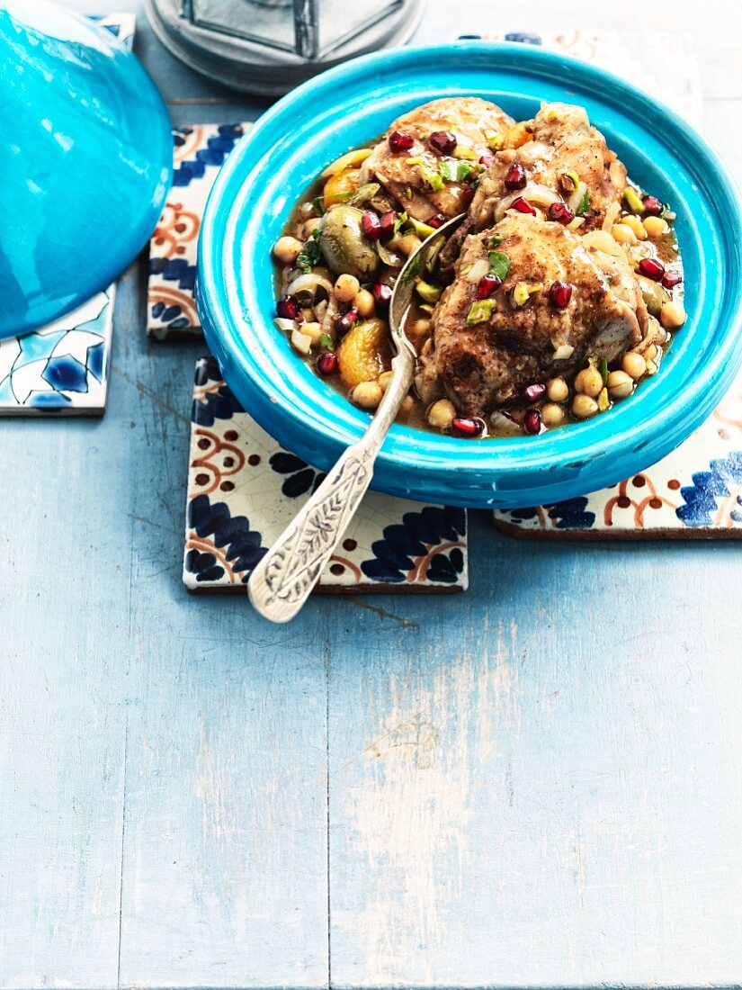 Hähnchen Tajine in fruchtiger Sauce mit Kichererbsen und Granatapfelkernen