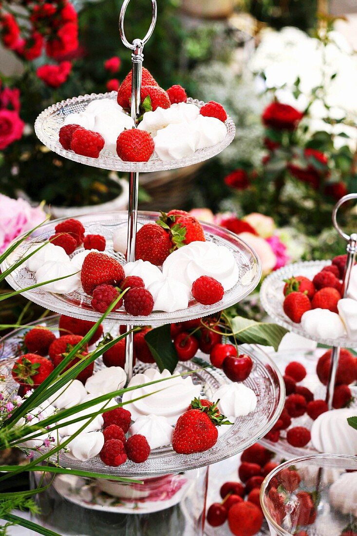 Etagere mit Baiser, Himbeeren, Erdbeeren und Kirschen