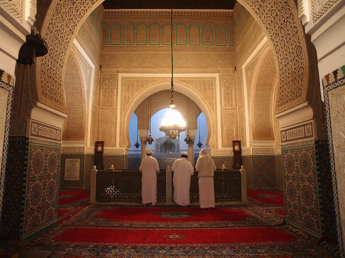 Gebet im Mausoleum Moulay Ismail in Meknes, die einzige Moschee in Marokko, in der auch Andergläubige Zutritt haben