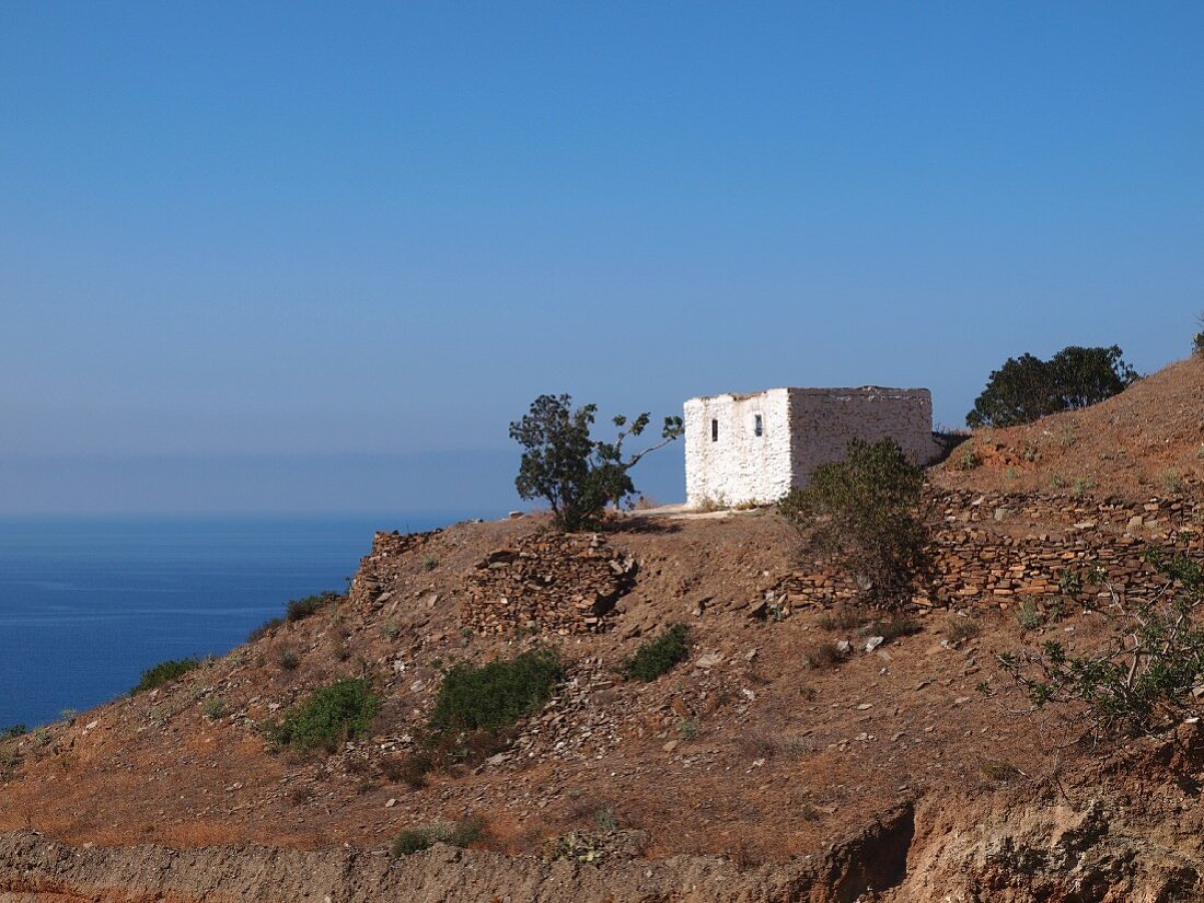 Weiß getünchte Ruine an der Mittelmeerküste in der Nähe von Tetouan, Marokko