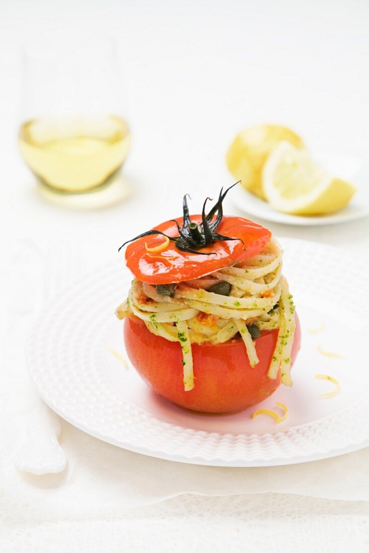 Tomate gefüllt mit Thunfisch-Nudeln