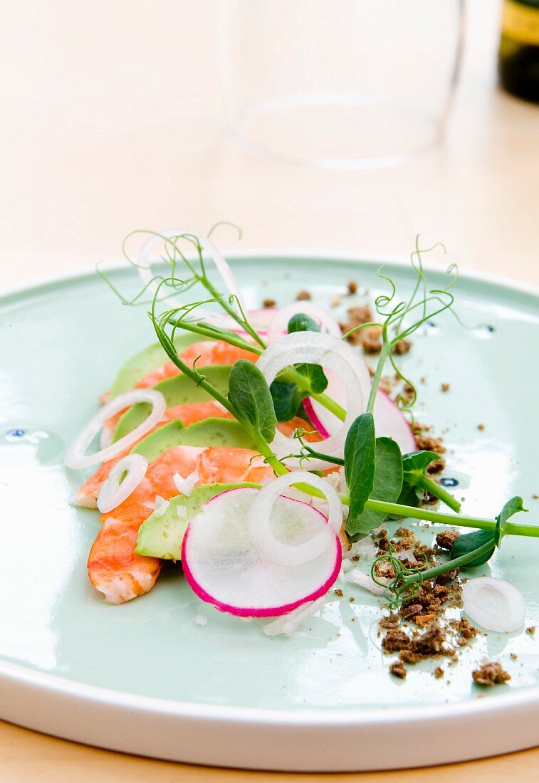 King prawns with avocado and radishes