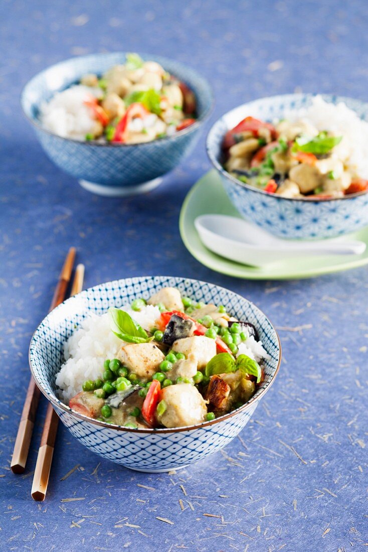 Oriental tofu curry with young peas, peppers and peppermint