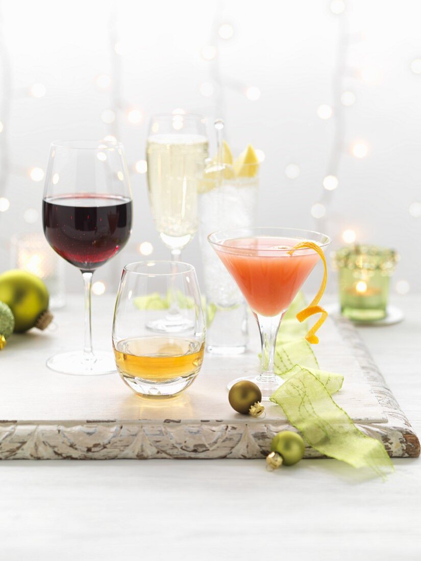Verschiedene Cocktails für Weihnachten