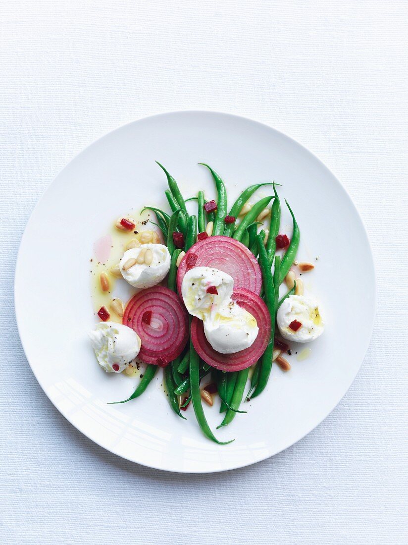 Bohnensalat mit roten Zwiebeln und Mini Mozzarella