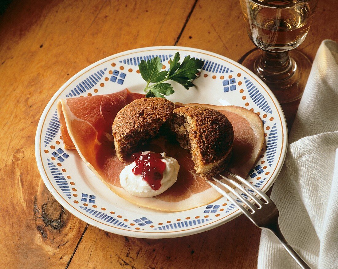 Pumpernickel pudding with Westphalian ham