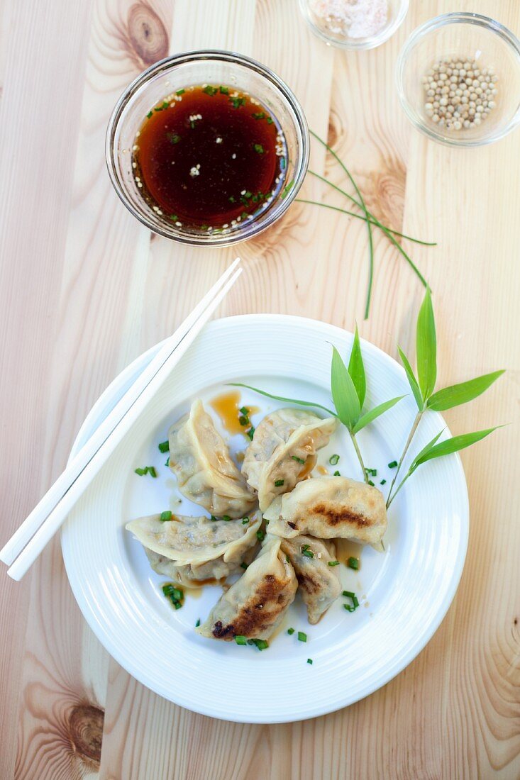 Chinesische Ravioli mit Soja-Essig-Dip