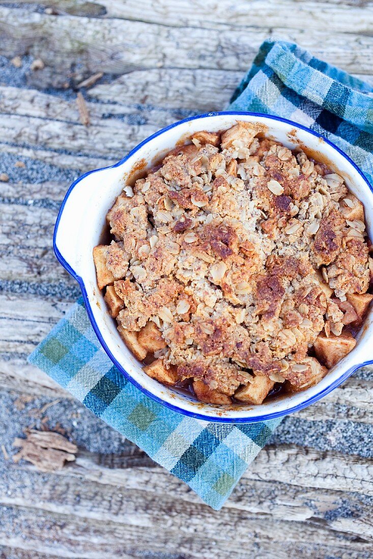 Apple crumble with oats