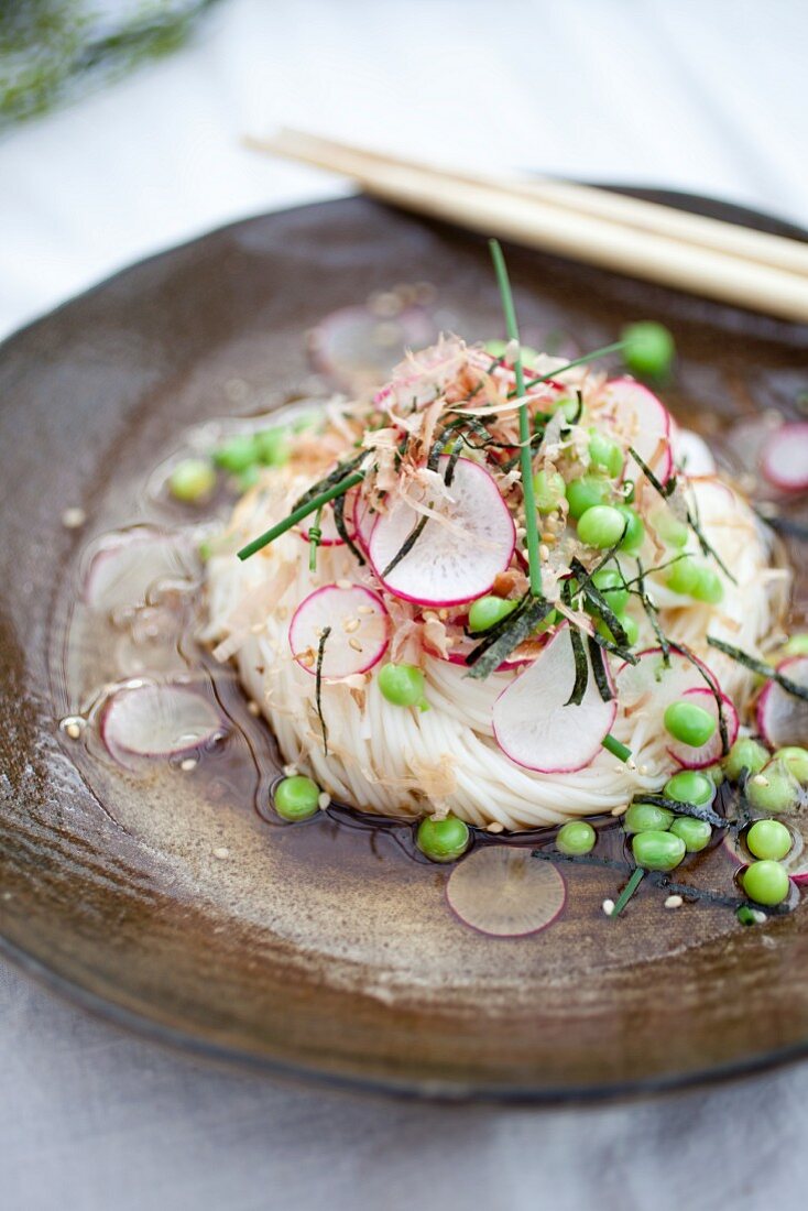 Rice noodles with peas and radishes (Asia)