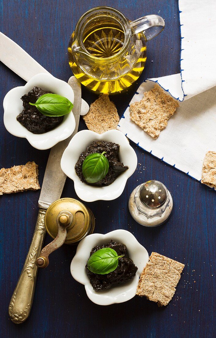 Tapenade with basil, olive oil, salt and crackers
