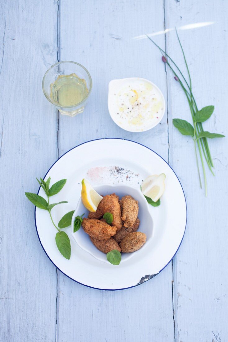 Glutenfreie Falafel mit Minze und Joghurtsauce