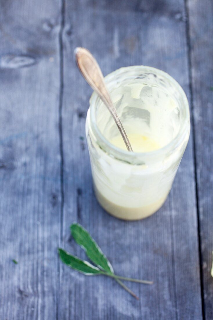 Selbstgemachte Knoblauchmayonnaise im Glas mit Löffel