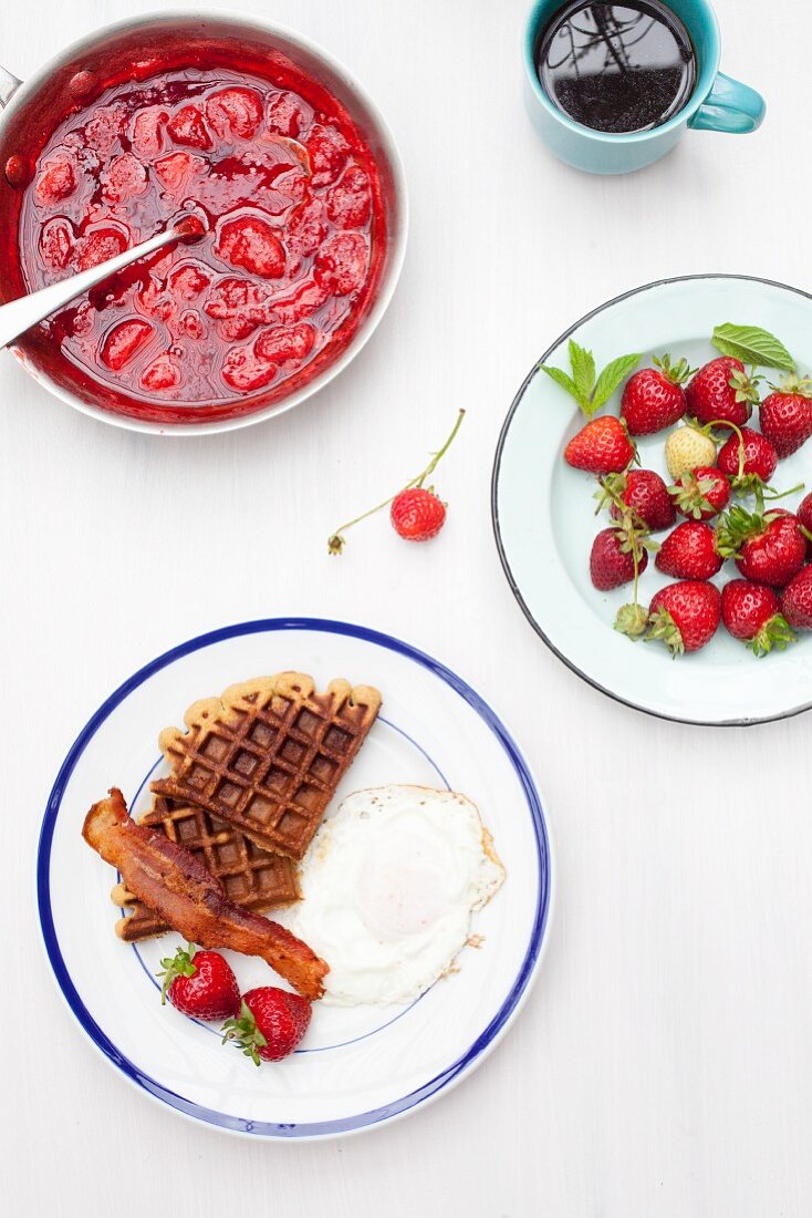 Waffeln mit Bacon, Erdbeeren und Spiegelei (USA)