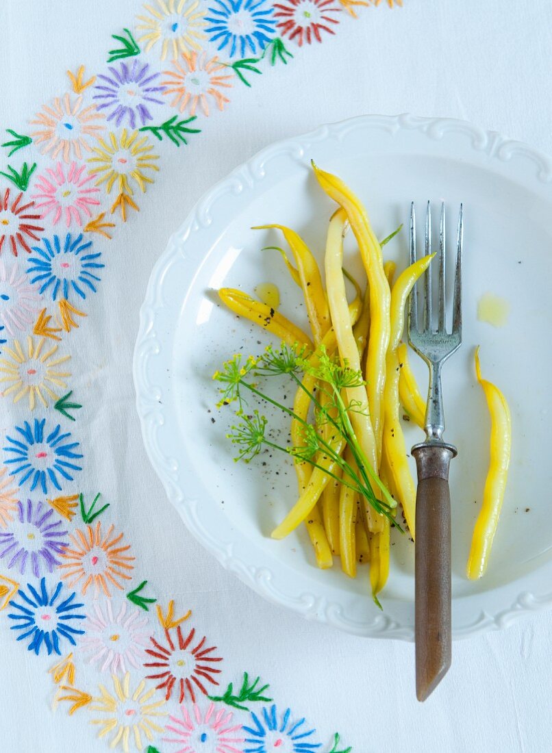 Yellow beans with dill flowers