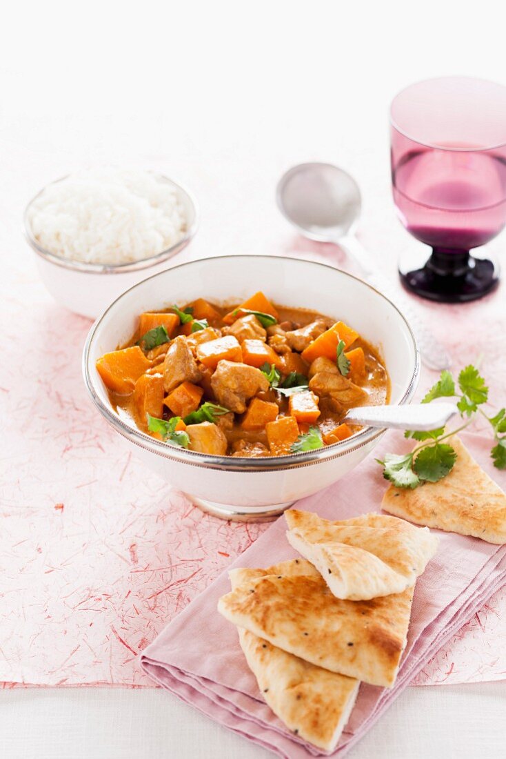 Pumpkin curry with chicken, unleavened bread and rice (India)