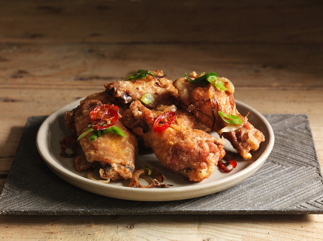 Spicy chicken wings with chilli and spring onions