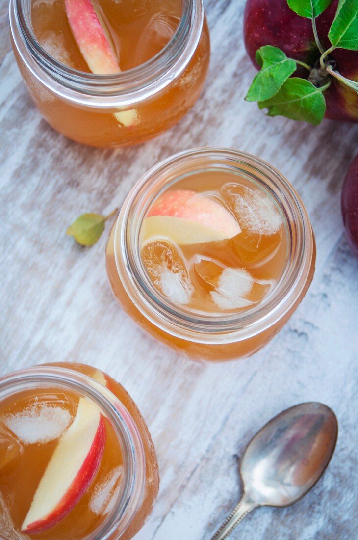 Apfelwein-Cocktails in Gläsern