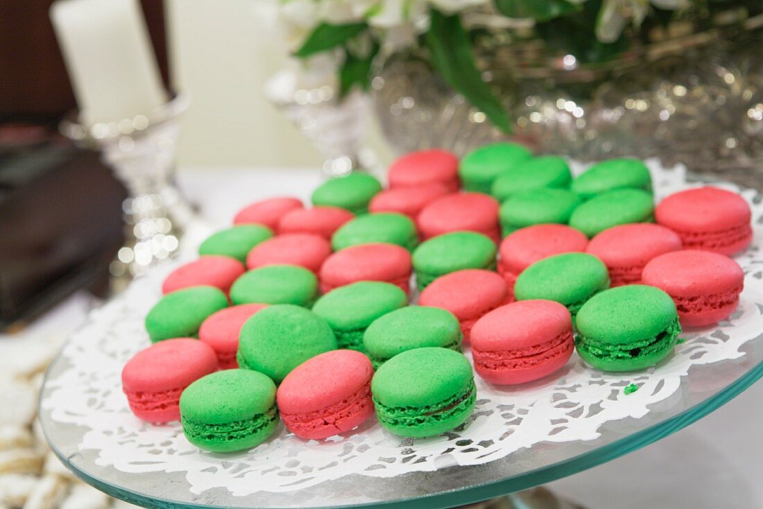 Rote und grüne Macarons