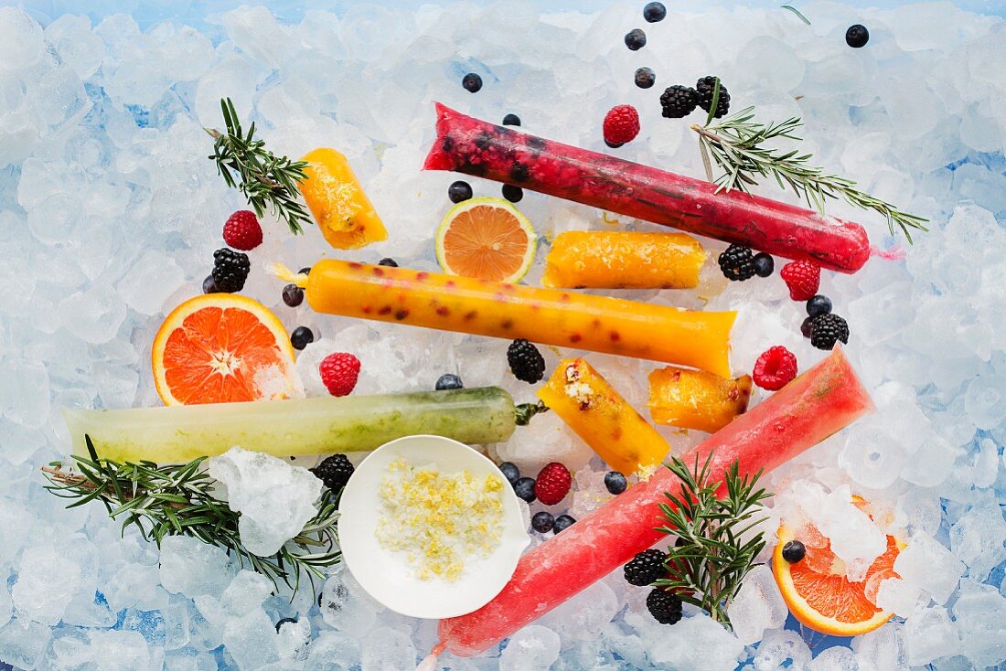 Eis am Stiel mit Beeren und Früchten auf Eiswürfeln