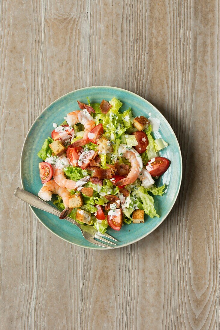 Mixed leaf salad with bacon, tomatoes and shrimps