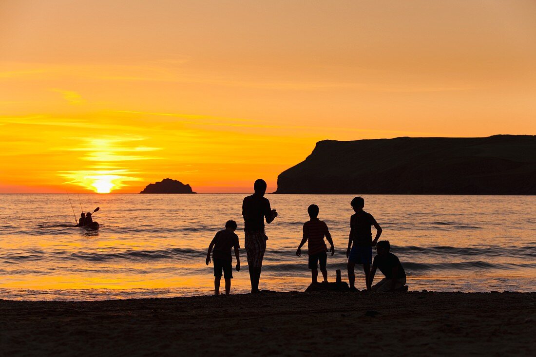 Sonnenuntergang am Strand von Polzeath Beach (Cornwall, England)