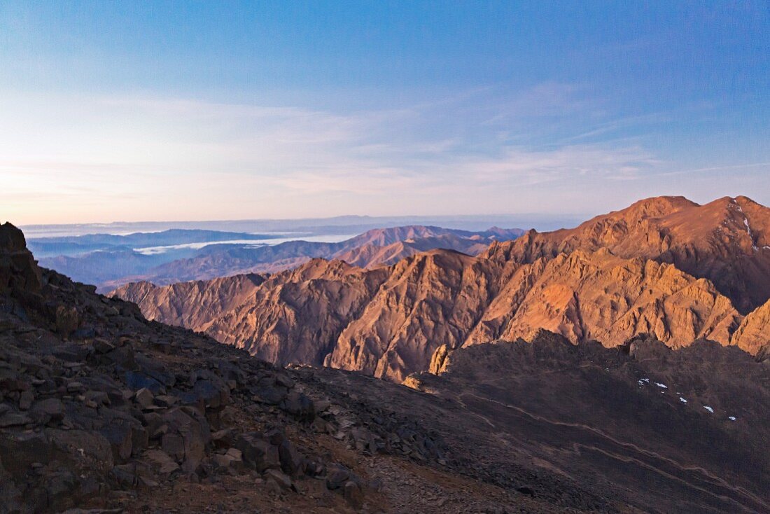 Tiefrot glühen die Felshänge am Djebel Toubkal morgens um kurz vor sieben, Marokko