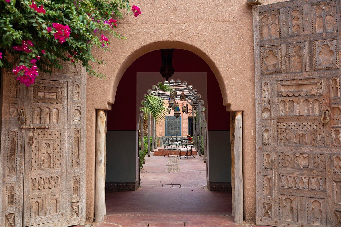 Blick durch Portal in den Beldi Country Club, Hotelanlage vor Marrakesch, Marokko