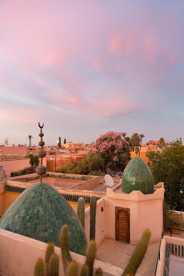 Sonnenuntergang über den Dächern von Marrakesch, Marokko