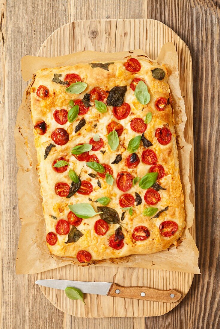 Focaccia mit Kirschtomaten, Ziegenkäse und Basilikum