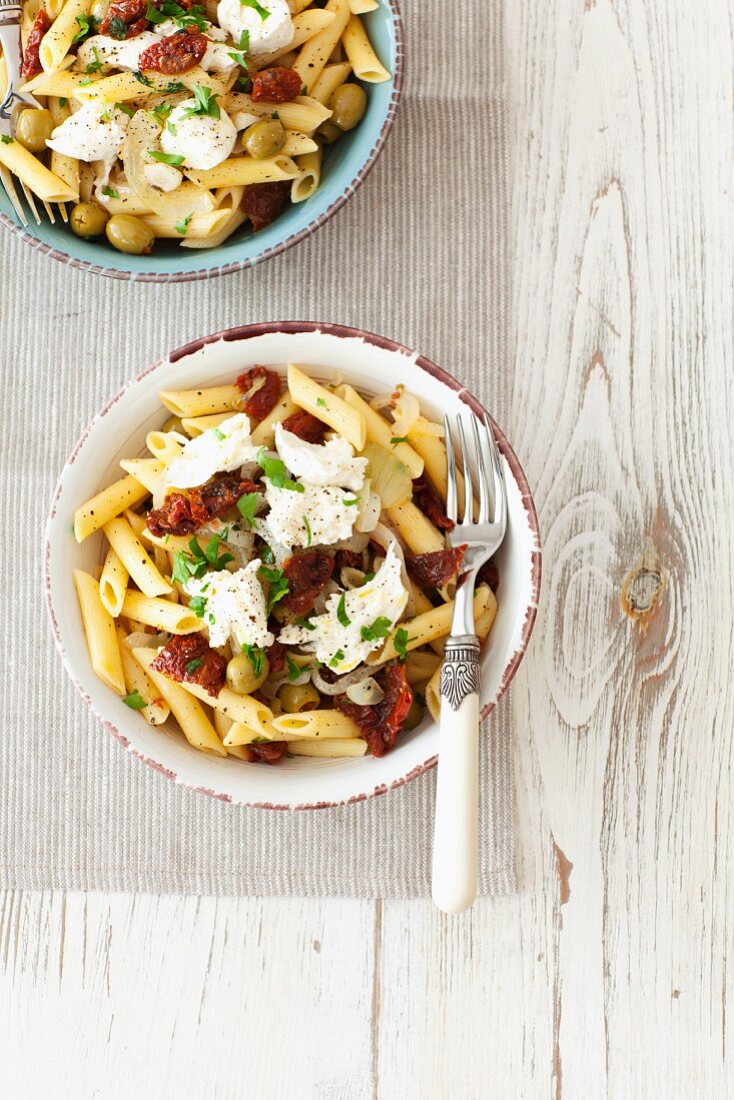 Penne with dried tomatoes, olives and mozzarella
