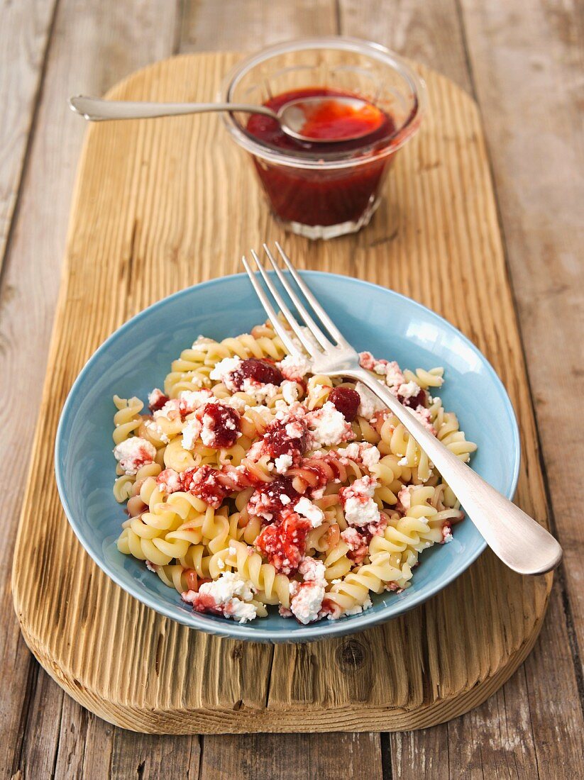 Fusilli mit Quark und Erdbeermarmelade