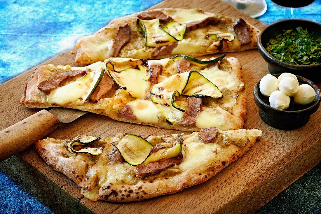 Pizza mit Baba Ghanoush, Lamm und Zucchini