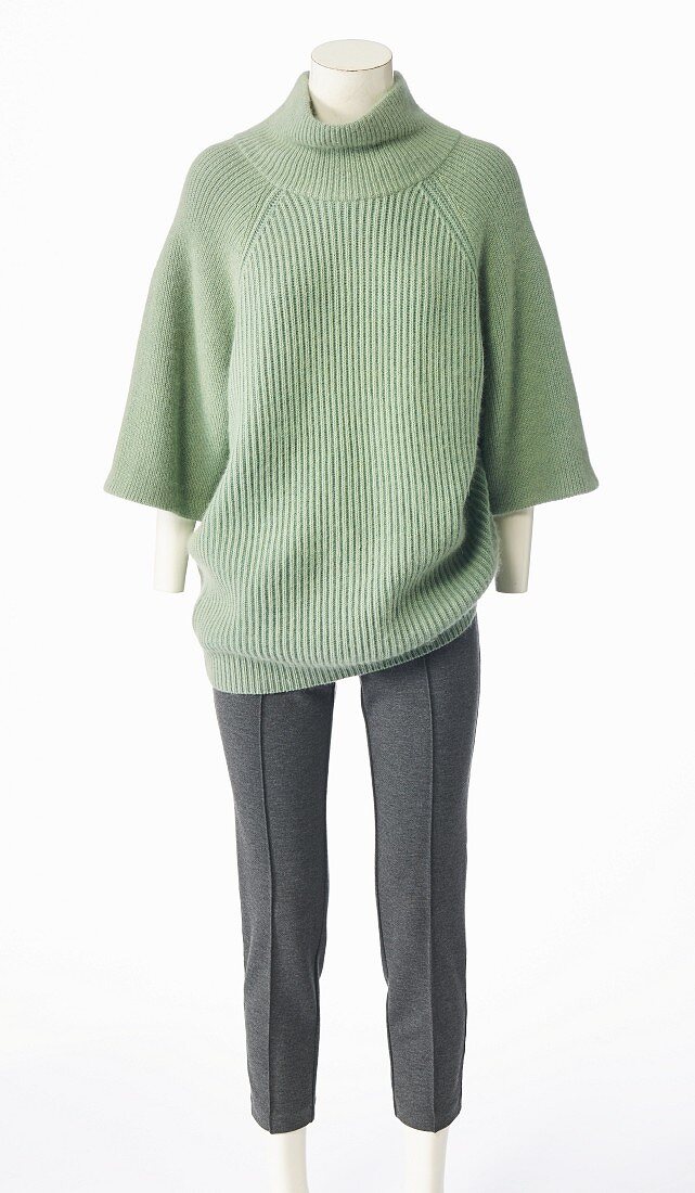 Lindgrüner XXL-Strickpullover aus Merinowolle und Mohair und graue Hose in Zigarettenform