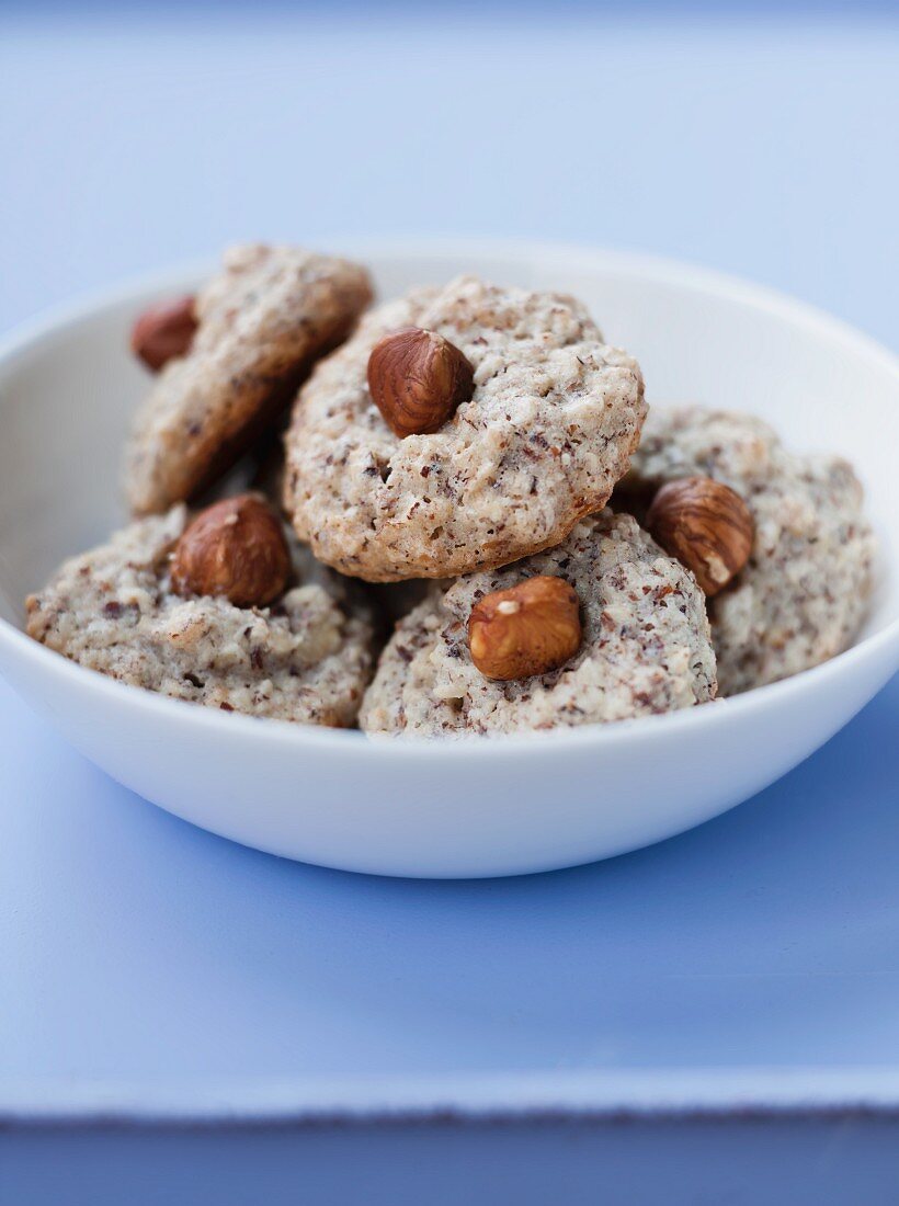 Nut macaroons with hazelnuts