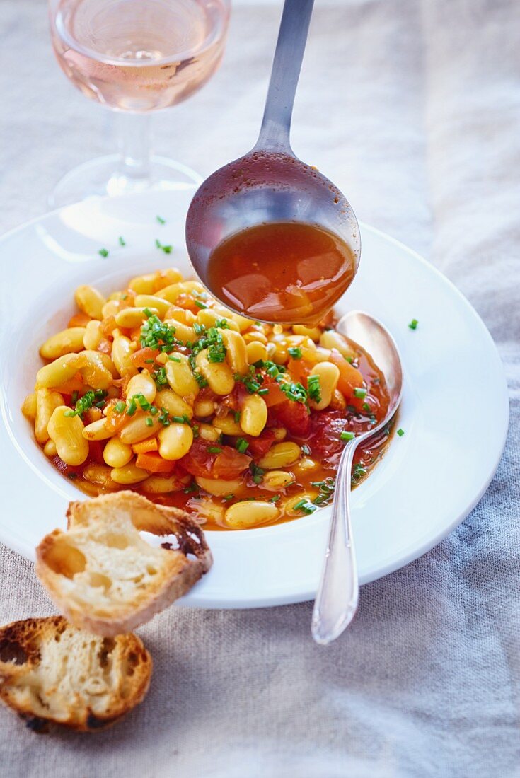 White bean soup with tomatoes and chives