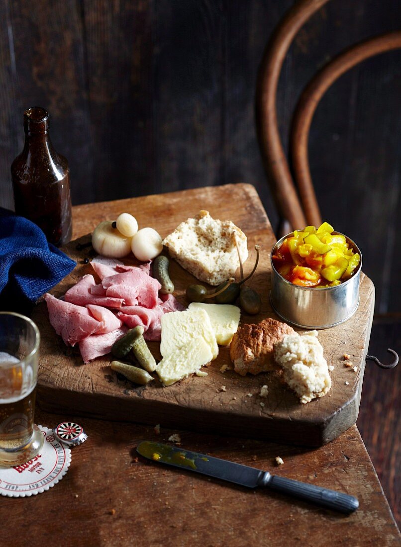 Ploughmans lunch (Kalte Mahlzeit mit Bier und Bierbrot, England)