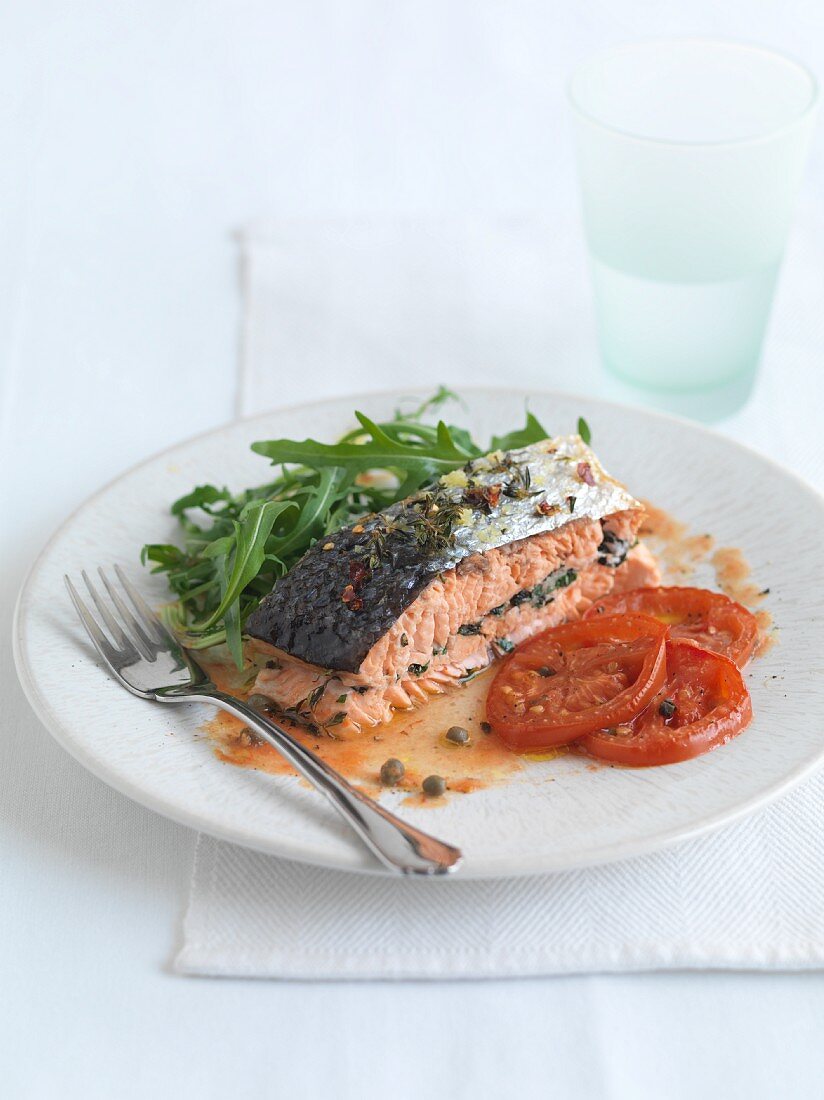 Gefülltes Lachsfilet mit gebratenen Tomaten und Rucola